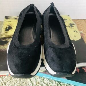 NWOT Johnston & Murphy Size 8 “Hannah” Slip On Sneaker/ Shoe in Black